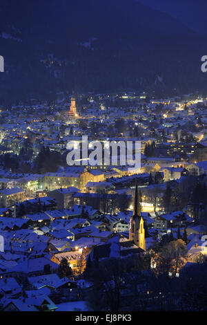 Stadt Garmisch in Deutschland Winter nachts Stockfoto