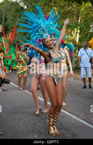 Brasilianische Tänzerin im Karneval internationale de Victoria auf den Seychellen Stockfoto