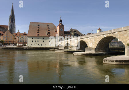 deutsche Stadt Regensburg mit alten Steinbrücke Stockfoto