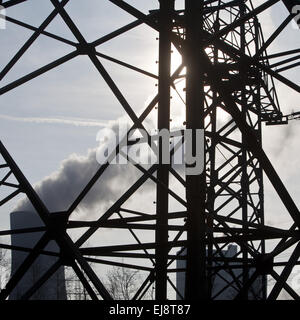 Hochspannungsmasten macht mit der Industrie Stockfoto