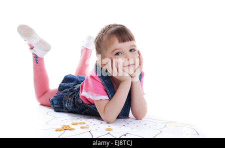 Wunderschönes kleines Mädchen am Boden liegend Stockfoto