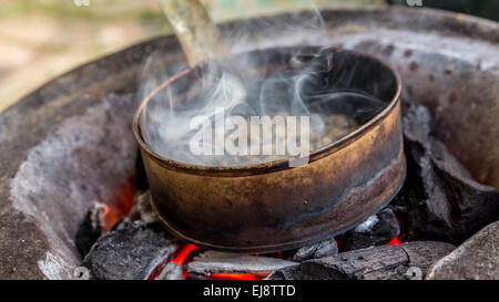 Rösten von Kaffee auf Holzkohle Stockfoto