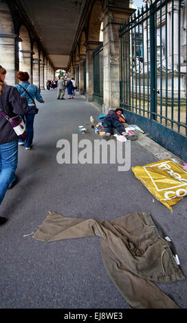 Paris, Frankreich - 17. September 2010: Ein Obdachloser liegen auf dem Bürgersteig in der Mitte von Paris, Frankreich Stockfoto