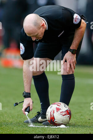 Ein Schiedsrichter markiert die Position des Balls mit verschwindenden Spray vor einem Freistoß. Stockfoto