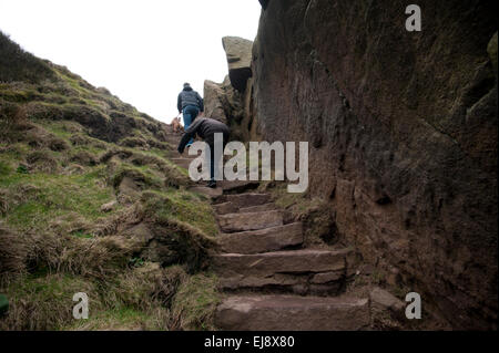 Die Kakerlaken in den Hauptverkehrszeiten Bezirk Nationalpark, Derbyshire, England UK. März 2015 die Rotaugen, Windcarved Felsvorsprung Gritstone Stockfoto