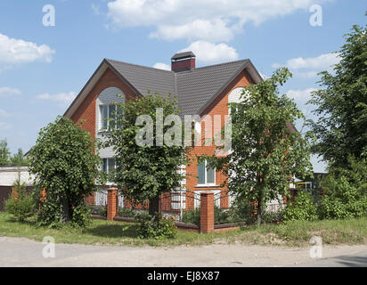 Schönen roten Backstein home. Sehr bunt Foto mit blauer Himmel und