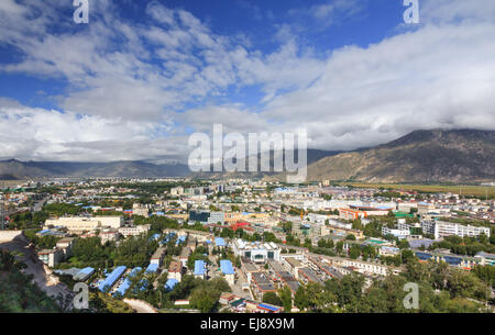 Weiten Blick auf das neue Zentrum von Lhasa, gesehen von der Rückseite des Potala-Palast in Tibet Stockfoto