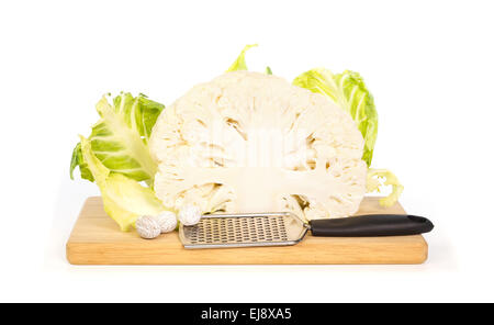 Halben Blumenkohl und Muskatnuss und reibe auf ein Schneidbrett aus Holz vor weißem Hintergrund Stockfoto