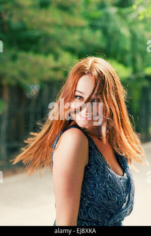 Rote behaarte Frauen tanzen Stockfoto