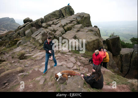 Die Kakerlaken in den Hauptverkehrszeiten Bezirk Nationalpark, Derbyshire, England UK. März 2015 veröffentlicht Familienmitglieder alle Modell. Stockfoto