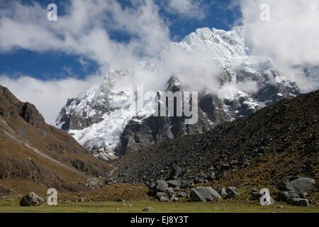 Salkantay ist der höchste Gipfel des Gebirges Willkapampa, Teil der peruanischen Anden. Das Hotel liegt in der Region Cusco, Peru. Stockfoto