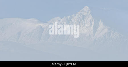schneebedeckte Berge im Nebel, NP in Rondane, Norwegen Stockfoto