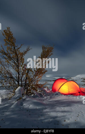 beleuchteten Zelt im Schnee, NP in Rondane, Norwegen Stockfoto