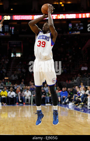 18. März 2015: Philadelphia 76ers Jerami Grant (39) nach vorne schießt den Ball während des NBA-Spiels zwischen den Detroit Pistons und die Philadelphia 76ers im Wells Fargo Center in Philadelphia, Pennsylvania. Die Philadelphia 76ers gewann 94-83. Stockfoto