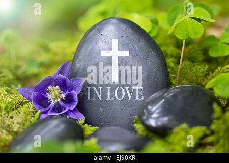 Schwarzer Stein mit den Worten "In Love" Stockfoto