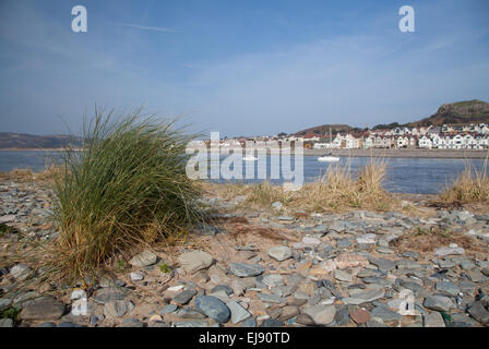 Blick vom Conwy Strand / Hafen in Richtung Deganwy und Great Orme, Llandudno an einem hellen sonnigen Frühlingstag Stockfoto