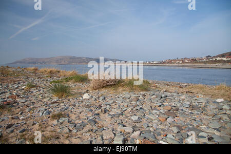 Blick vom Conwy Strand / Hafen in Richtung Deganwy und Great Orme, Llandudno an einem hellen sonnigen Frühlingstag Stockfoto