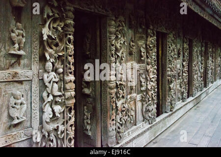 Geschnitzte Holz Tür in Shwenandaw Kyaung (Golden Palace-Kloster, Mandalay, Myanmar Stockfoto