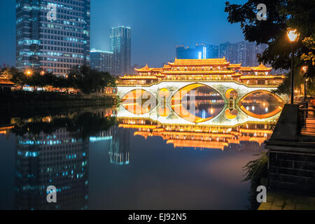 Chengdu Anshun Bridge bei Nacht Stockfoto