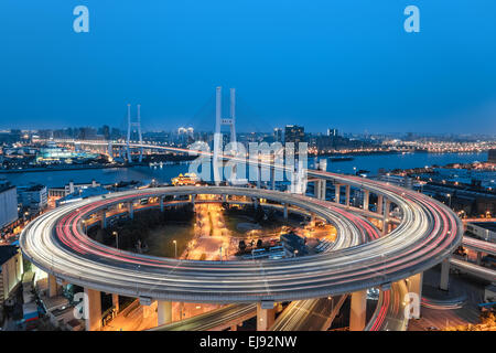 schöne Spirale in einer Kurve-Ansatz-Brücke Stockfoto
