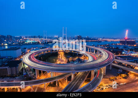 Shanghai Nanpu-Brücke bei Einbruch der Dunkelheit Stockfoto
