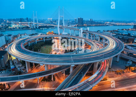 Shanghai Nanpu-Brücke in der Abenddämmerung Stockfoto