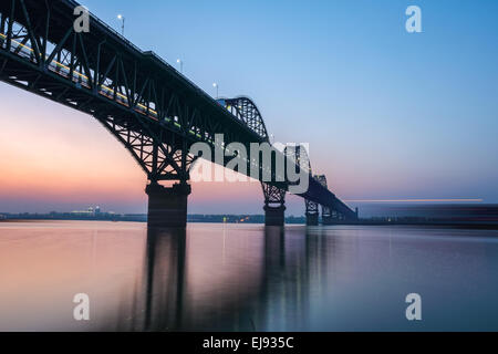 Jiujiang Brücke bei Einbruch der Dunkelheit Stockfoto