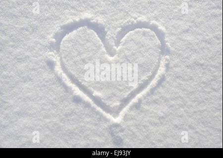 Herzen im Schnee als Symbol für die Liebe Stockfoto