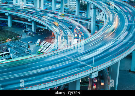 Fahrzeug-Bahn auf der Brücke-Ansatz Stockfoto