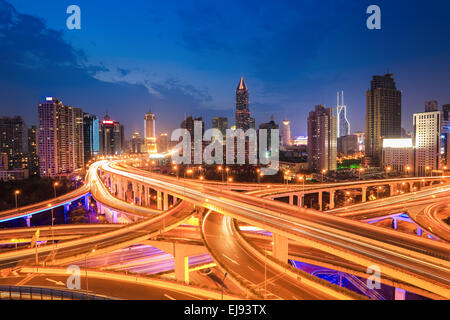 Shanghai-Autobahn-Verkehr bei Einbruch der Dunkelheit Stockfoto