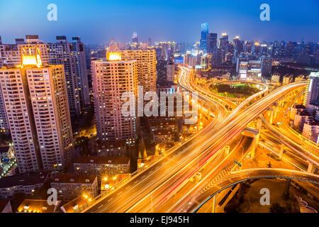 Stadt-Straße-Kreuzung in der Nacht Stockfoto