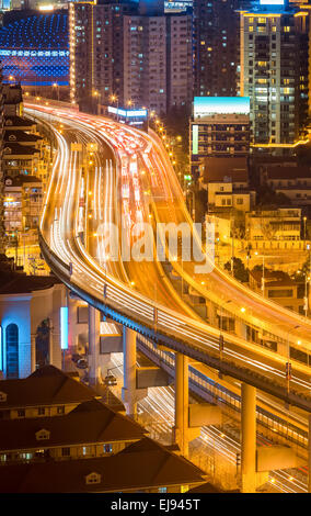 Hochstraße Closeup in der Nacht Stockfoto