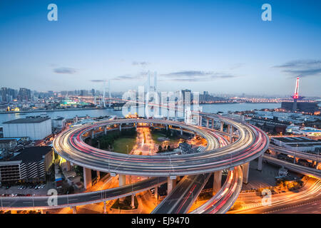 Shanghai Nanpu-Brücke bei Einbruch der Dunkelheit Stockfoto