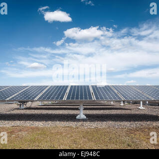 Solarenergie vor blauem Himmel Stockfoto