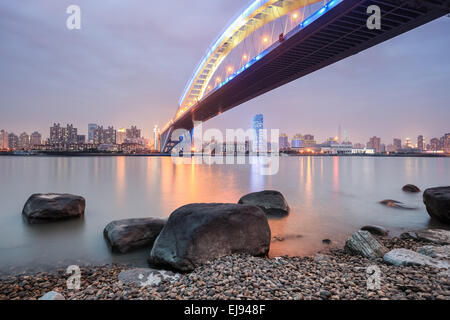 Shanghai Lupu-Brücke bei Einbruch der Dunkelheit Stockfoto