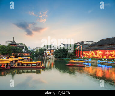 Nanjing-Landschaft des Qinhuai Flusses bei Einbruch der Dunkelheit Stockfoto