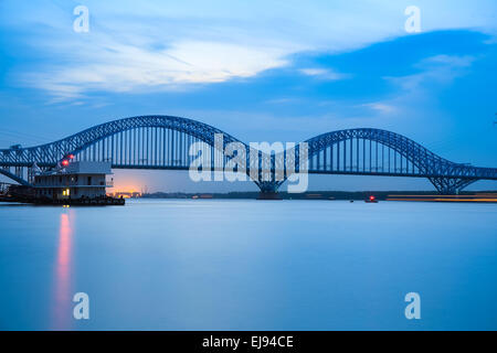 Nanjing Jangtse Eisenbahnbrücke in der Abenddämmerung Stockfoto