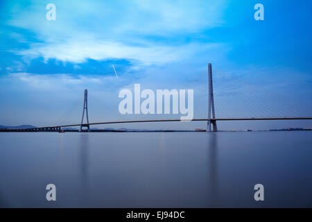 Nanjing blieb Kabelbrücke bei Einbruch der Dunkelheit Stockfoto