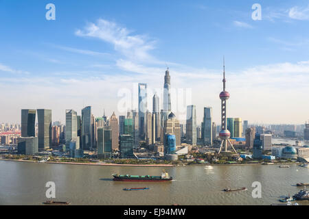 Shanghai Pudong-Skyline im sonnigen Himmel Stockfoto