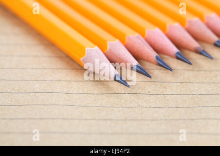 Bleistift auf braunem Papier notebook Stockfoto