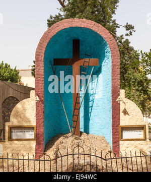 Christliches Kreuz auf dem Friedhof in das koptische Kairo Stockfoto