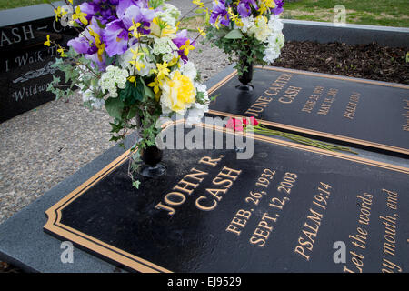 Gräber von Country Musik legenden Johnny Cash und seine Frau June Carter Cash, in Hendersonville, Tennessee, USA Stockfoto