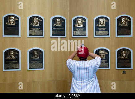 Baseballfan in der National Baseball Hall of Fame and Museum in Cooperstown, New York Stockfoto