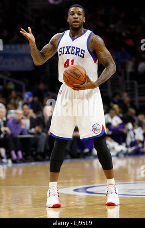 13. März 2015: Philadelphia 76ers Thomas Robinson (41) nach vorne reagiert während der NBA-Spiel zwischen den Sacramento Kings und die Philadelphia 76ers im Wells Fargo Center in Philadelphia, Pennsylvania. Die Philadelphia 76ers gewann 114-107. Stockfoto