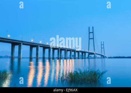 Jiujiang Jangtse Autobahnbrücke bei Einbruch der Dunkelheit Stockfoto