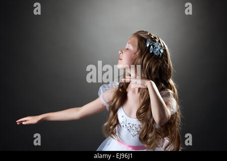 Schönes emotionales Mädchen tanzen im studio Stockfoto