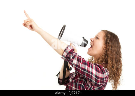 Junge Frau schreiend durch ein Megaphon Stockfoto