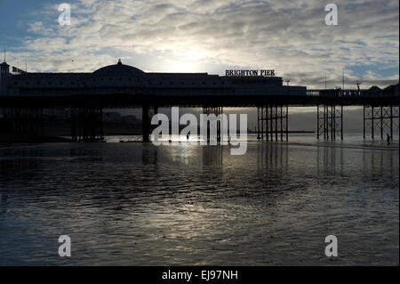 Sonnenaufgang hinter Brighton Pier, Ebbe Stockfoto