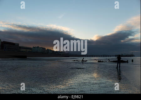 Mann in Kontur, Sonnenaufgang, Brighton Beach, Ebbe, dramatische Wolke, Ebbe Stockfoto