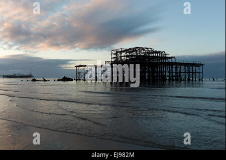 Verlassenen Pier West, Brighton, Ebbe, sunrise Stockfoto